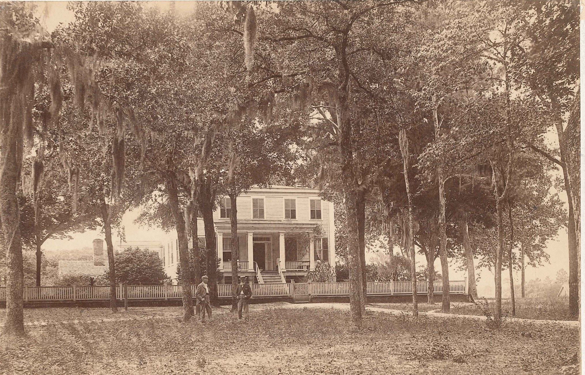 The Poplar Grove manor house beneath moss-hung live oaks, photographed in 1898